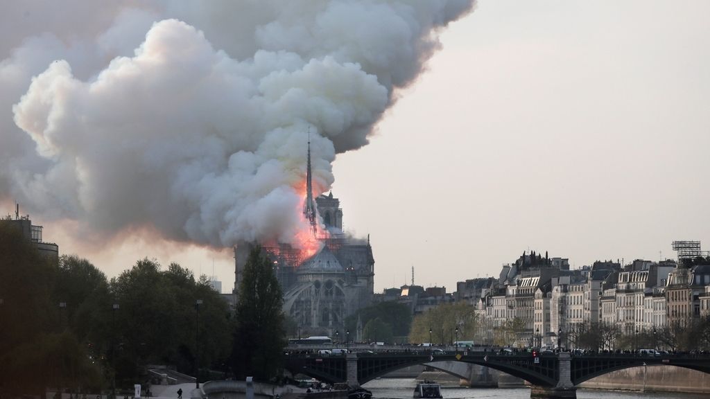 Espectacular incendio en la catedral Notre Dame de París