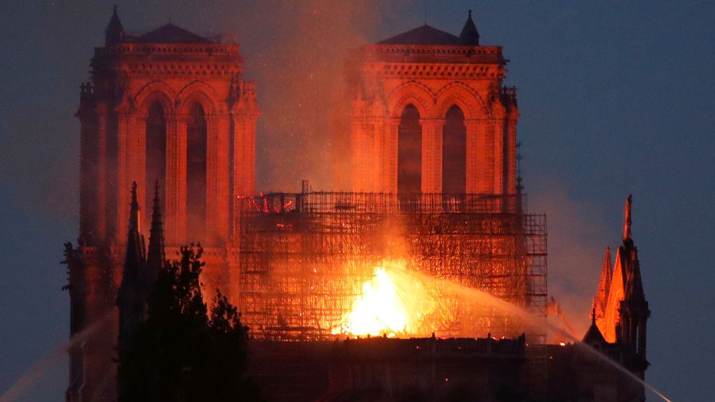 La estructura y las dos torres de Notre Dame sobreviven al incendio