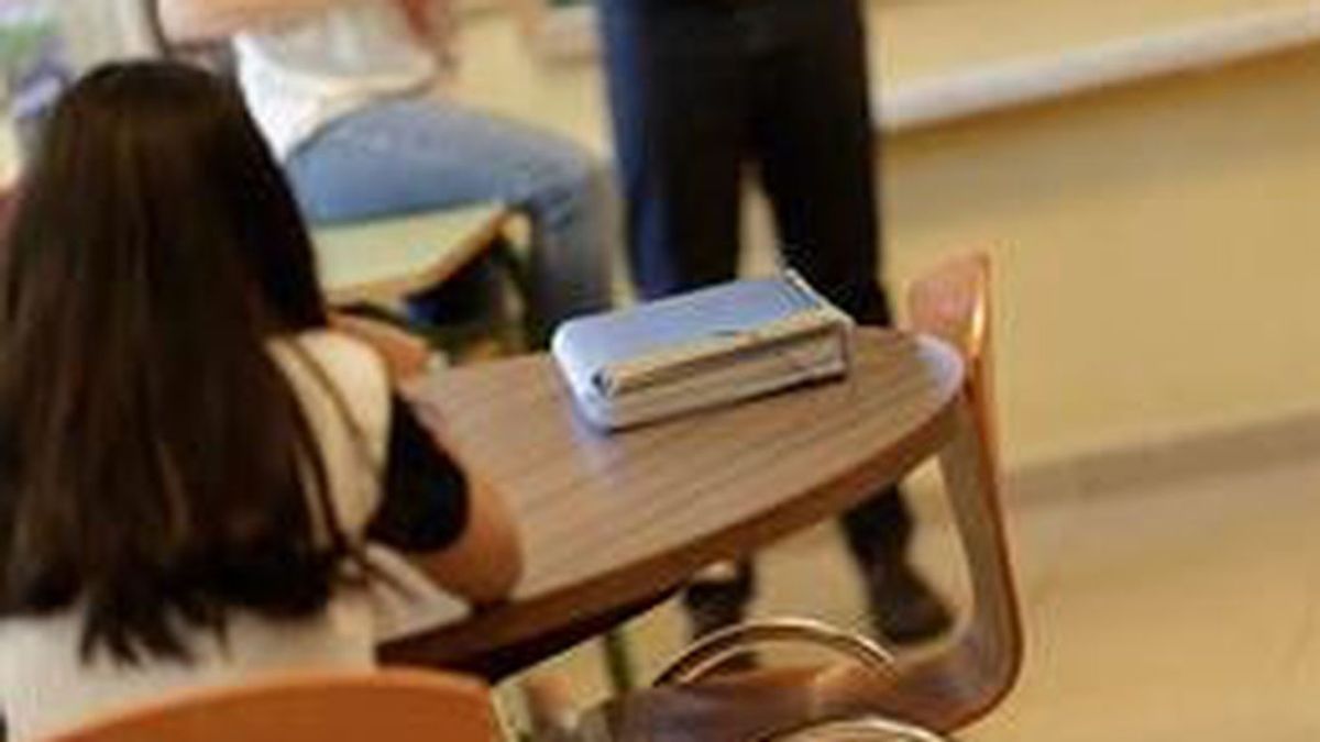 Ciudadanos propone prohibir el uso de teléfonos móviles en los centros educativos y cursos gratuitos de inglés