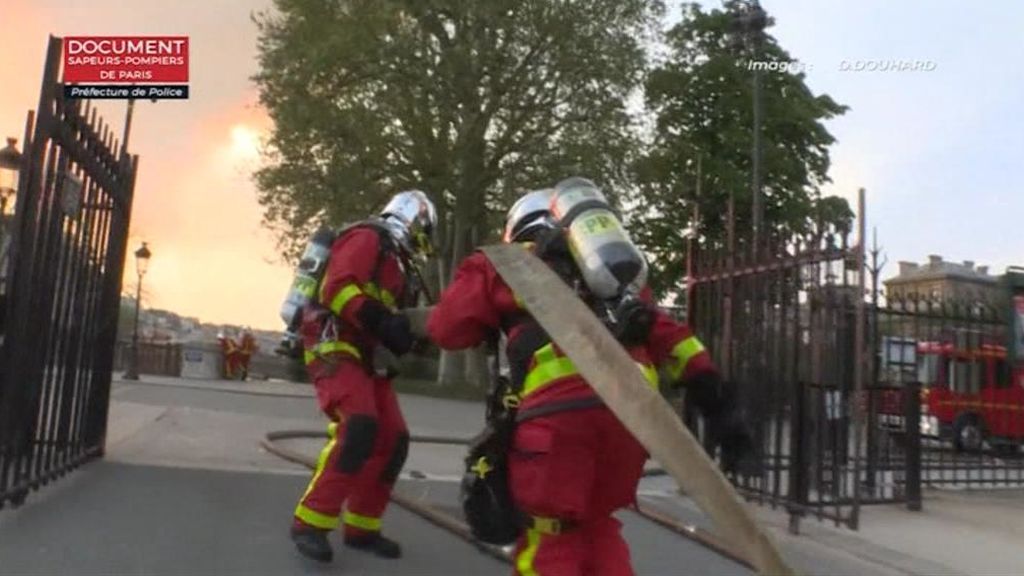 Así explican los bomberos españoles la extinción de Notre Dame