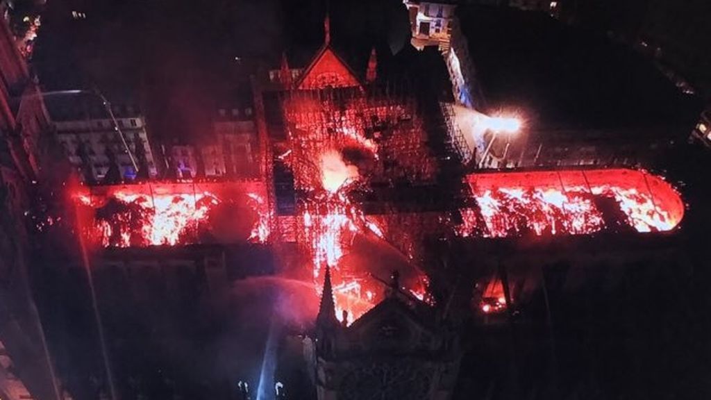 La estructura y las dos torres de Notre Dame sobreviven al incendio