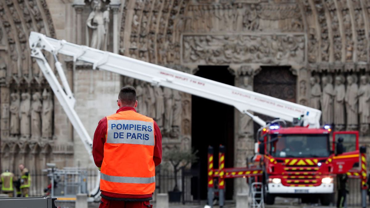 Dos policías y un bombero heridos leves en las labores de extinción del incendio de Notre Dame