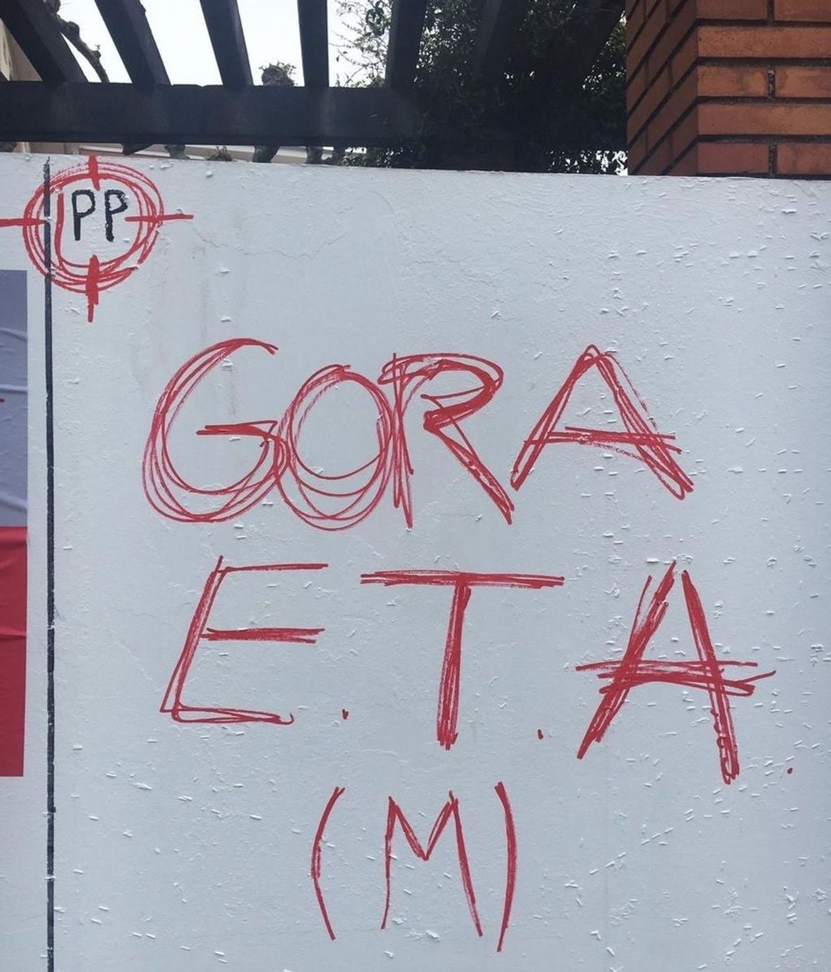 Aparecen pintadas contra el PP en una diana en Erandio (Vizcaya)