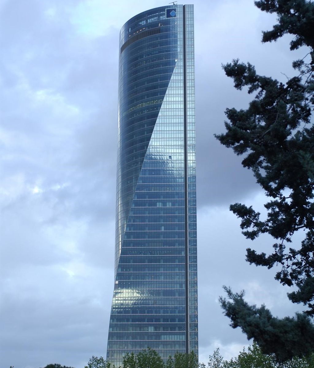 La Policía desaloja de forma preventiva uno de los cuatro rascacielos de la Castellana La Policía desaloja de forma preventiva uno de los cuatro rascacielos de la Castellana