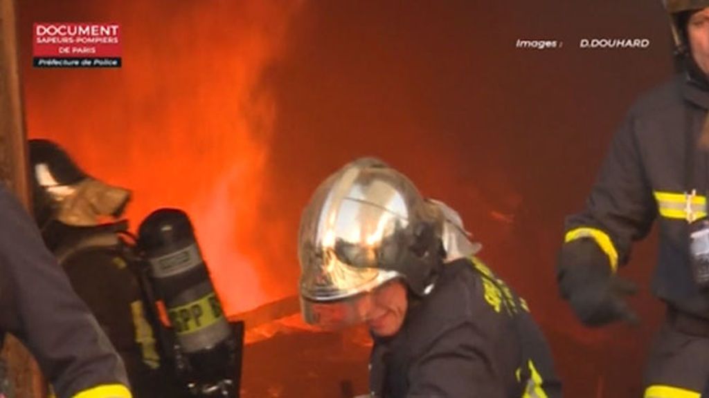 Nuevas imágenes de la lucha desde el interior contra el feroz fuego en Notre Dame