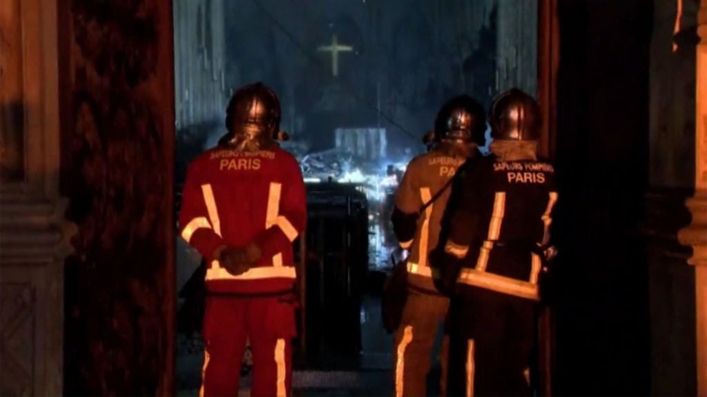 Notre Dame, en pie gracias a los bomberos que arriesgaron su vida adentrándose en su interior