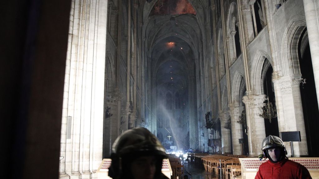 El interior de Notre Dame, pasto de las llamas
