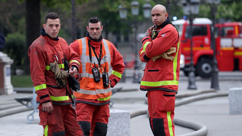 Los bomberos que apagaron el fuego de Notre Dame, los héroes de la jornada