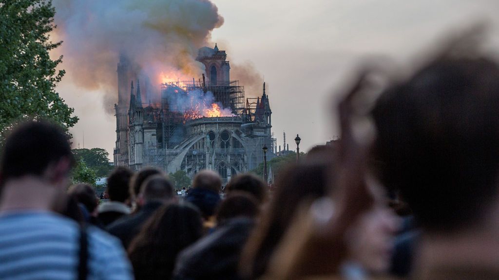 "Quiero llorar": la tristeza embarga a los parisinos y turistas, testigos del incendio de Notre Dame de París