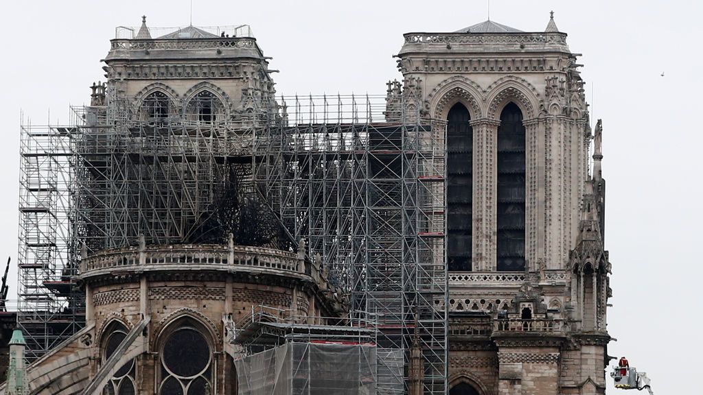 Se investiga cómo y qué originó el incendio en Notre Dame