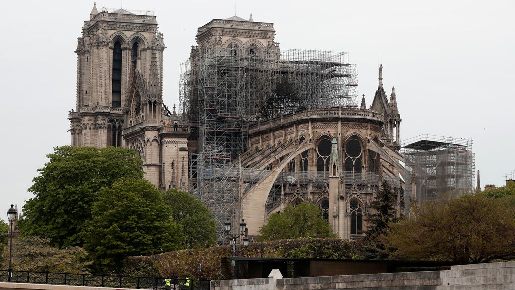 Los técnicos estudian el estado de la estructura de Notre Dame de París tras el incendio