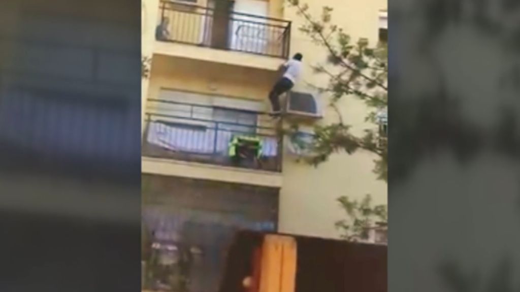 Trepa hasta un balcón para salvar a una mujer de un incendio en Sevilla