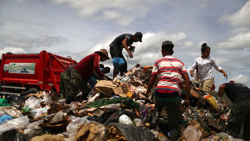 Los venezolanos buscan  comida y objetos para sobrevivir en un vertedero de Brasil
