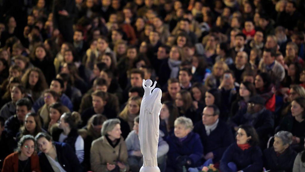 Lágrimas y plegarias por Notre Dame llenan las calles de París