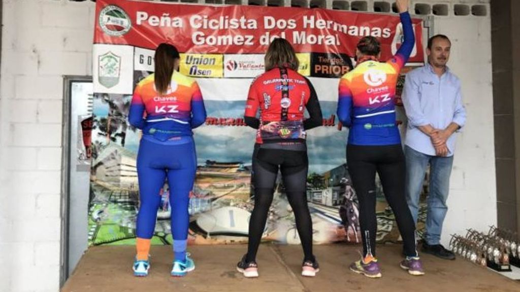 Mujeres ciclistas son abucheadas tras protestar de espaldas en el podio por la desigualdad de la competición Mujeres ciclistas son abucheadas tras protestar de espaldas en el podio por la desigualdad de la competición