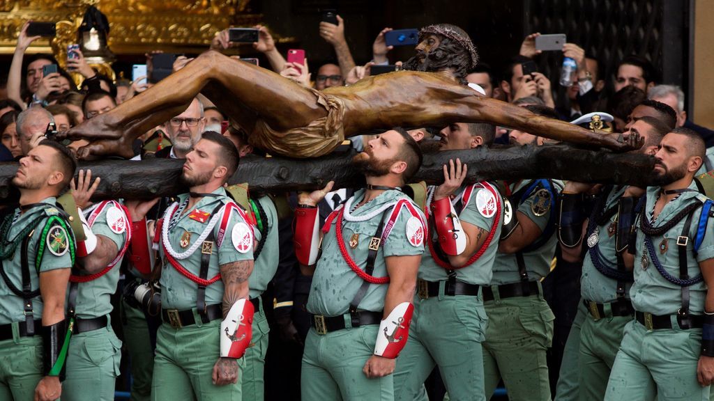 El traslado del Cristo de Mena, deslucido por la lluvia