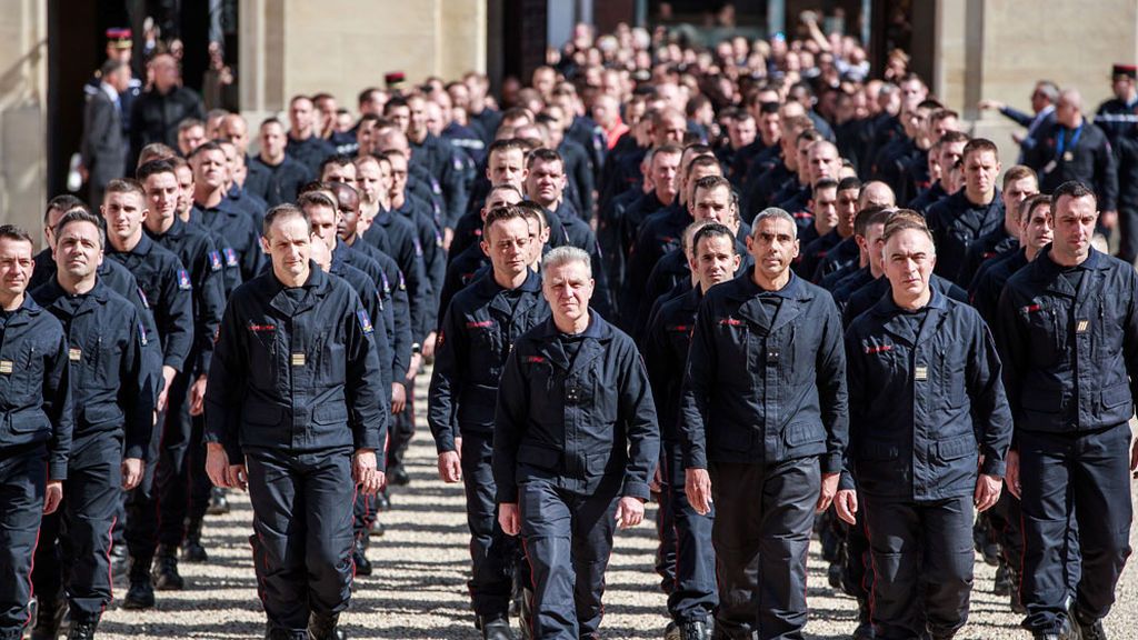 Macron rinde homenaje a los bomberos que salvaron la catedral de Notre Dame