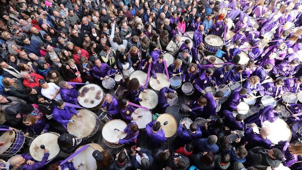 Un año más, miles de tambores han protagonizado la ‘rompida de la hora en Calanda’