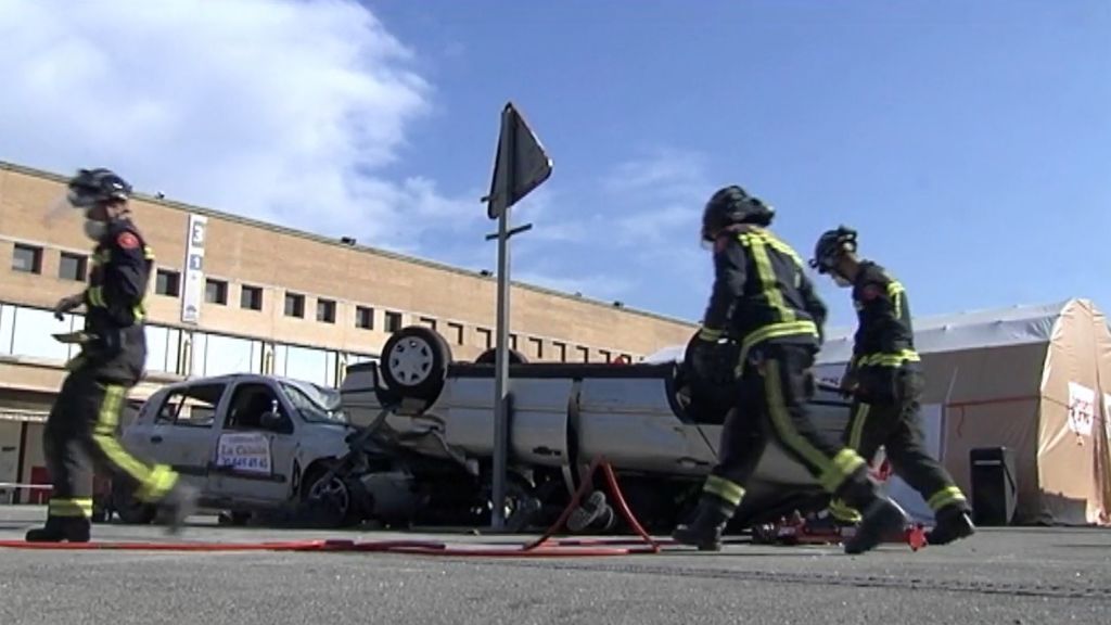Los bomberos se preparan en los simulacros de rescate para salvar vidas en los accidentes de tráfico
