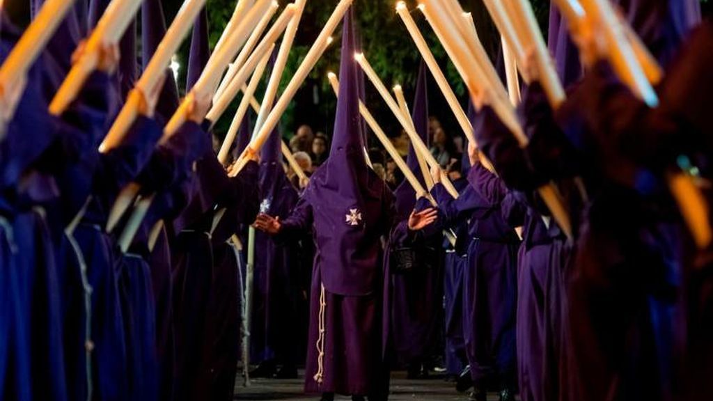 Sevilla vive su 'Madrugá': tras el granizo y la lluvia, seis cofradías recorren la ciudad