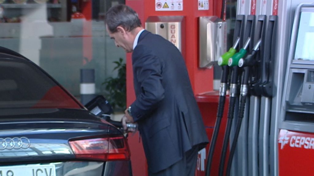 Llenar el depósito de combustible sale entre 5 y 6 euros más caro que el año pasado