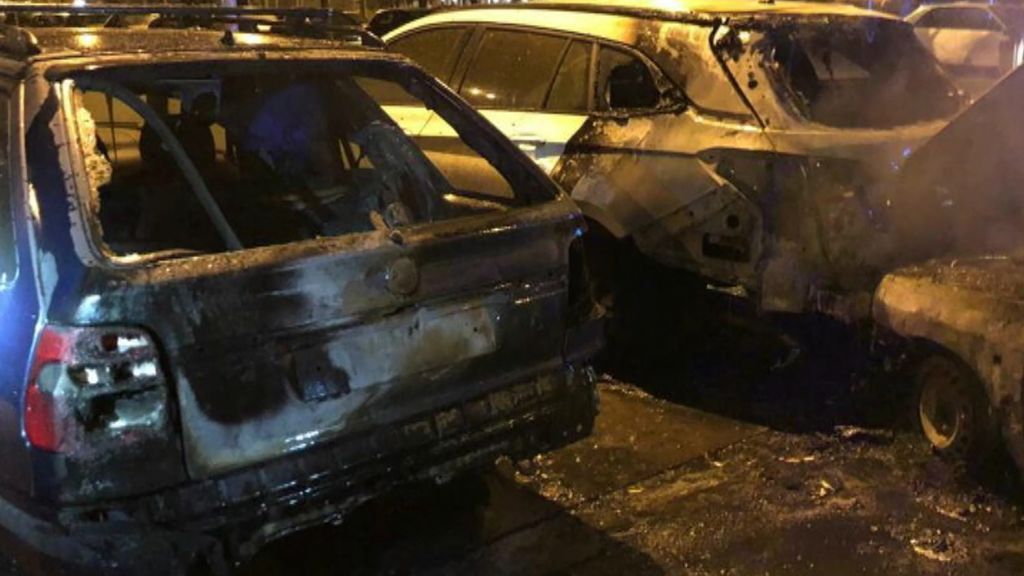 Buscan a los autores del incendio que ha calcinado dos coches en Sevilla