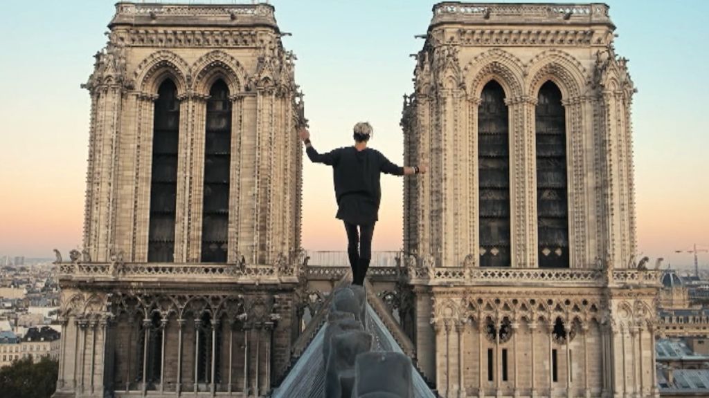 Vulnerabilidad en la seguridad de Notre Dame: se graban mientras escalan y se deslizan por la catedral