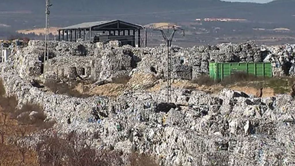 Miles de toneladas de desechos del vertedero ilegal de Utiel siguen sin moverse