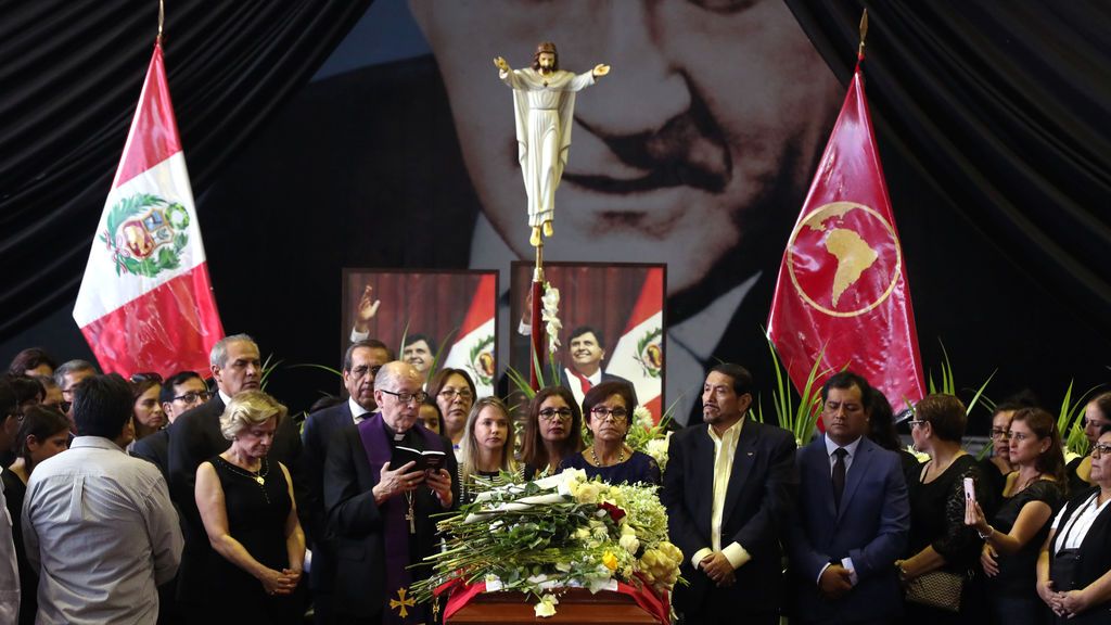 Cientos de peruanos acuden al velatorio del expresidente Alan García
