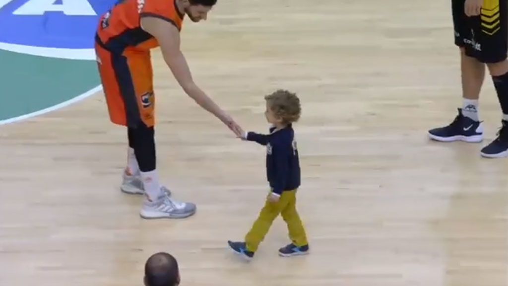 El espontáneo más joven de la historia: Un niño se cuela en medio de un partido de la Liga Endesa El espontáneo más joven de la historia: Un niño se cuela en medio de un partido de la Liga Endesa