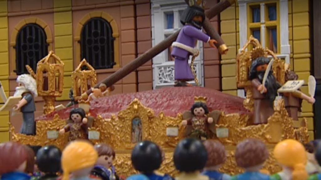 Más de 1.000 muñecos recrean una procesión en Sevilla