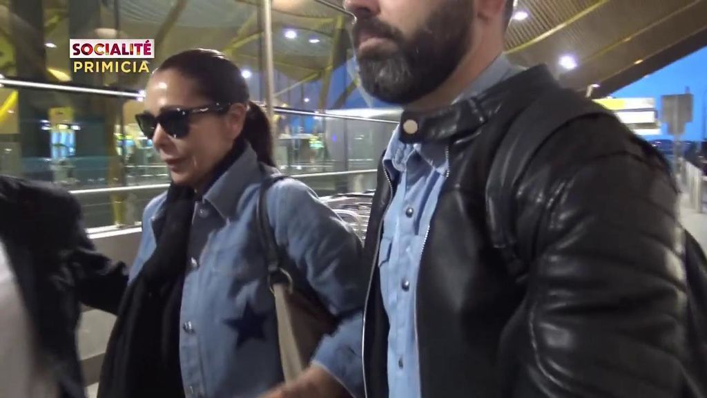 PRIMICIA | Isabel Pantoja llega al aeropuerto separada de sus compañeros y preguntando por la sala VIP