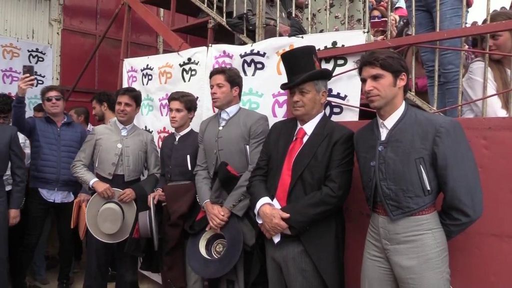 Fran Rivera, Cayetano y José Antonio Canales entierran el hacha de guerra en el homenaje a su tío ‘Riverita’