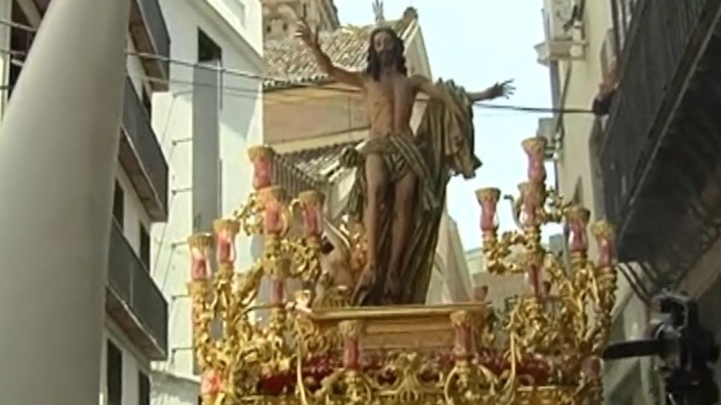 Sevilla despide la Semana Santa con una procesión en un domingo soleado