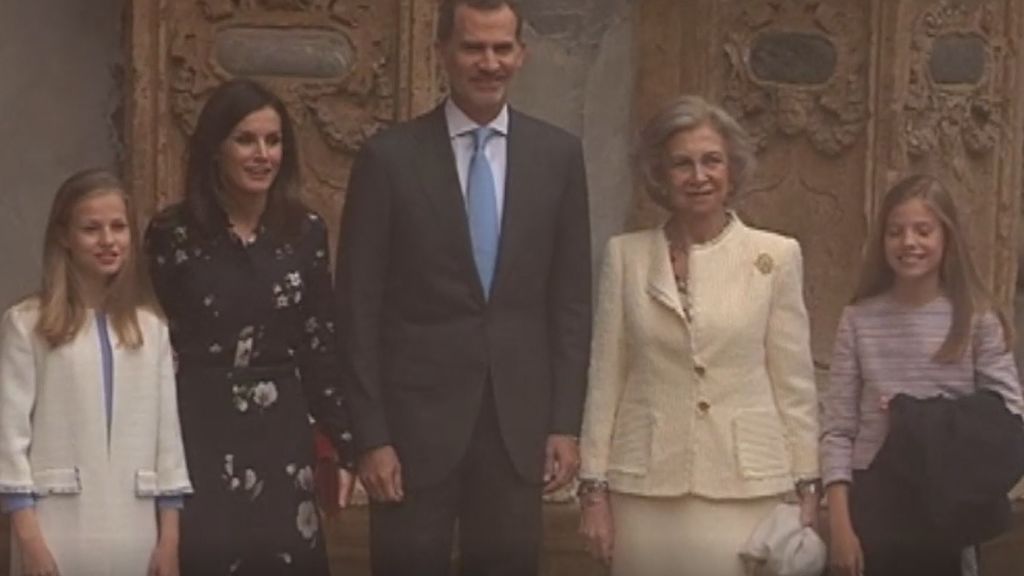 La Familia Real asiste a la misa del Domingo de Resurrección a pesar de la lluvia