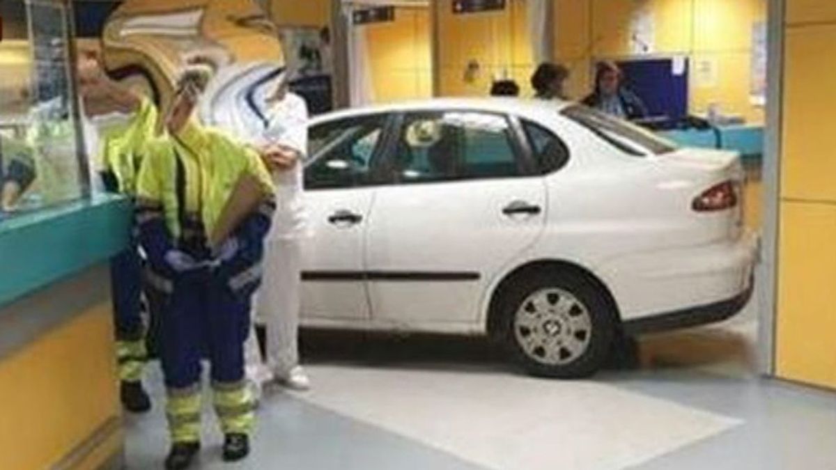 Empotra su coche contra las urgencias de un hospital de Bilbao después de decirle que su familiar debía esperar