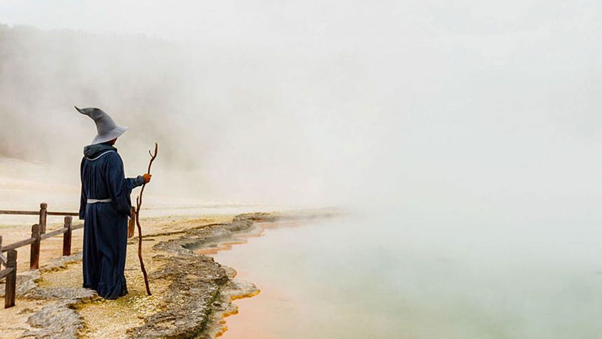 Un fan del señor de los anillos recorre Nueva Zelanda vestido de Gandalf