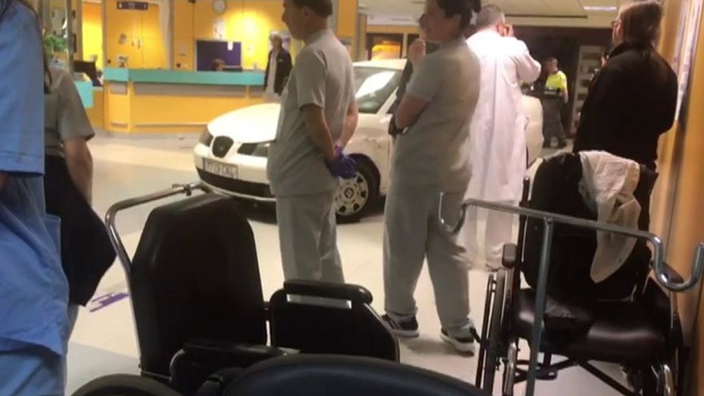 Un hombre, cansado de esperar, embiste su coche contra el mostrador de un hospital en Bilbao