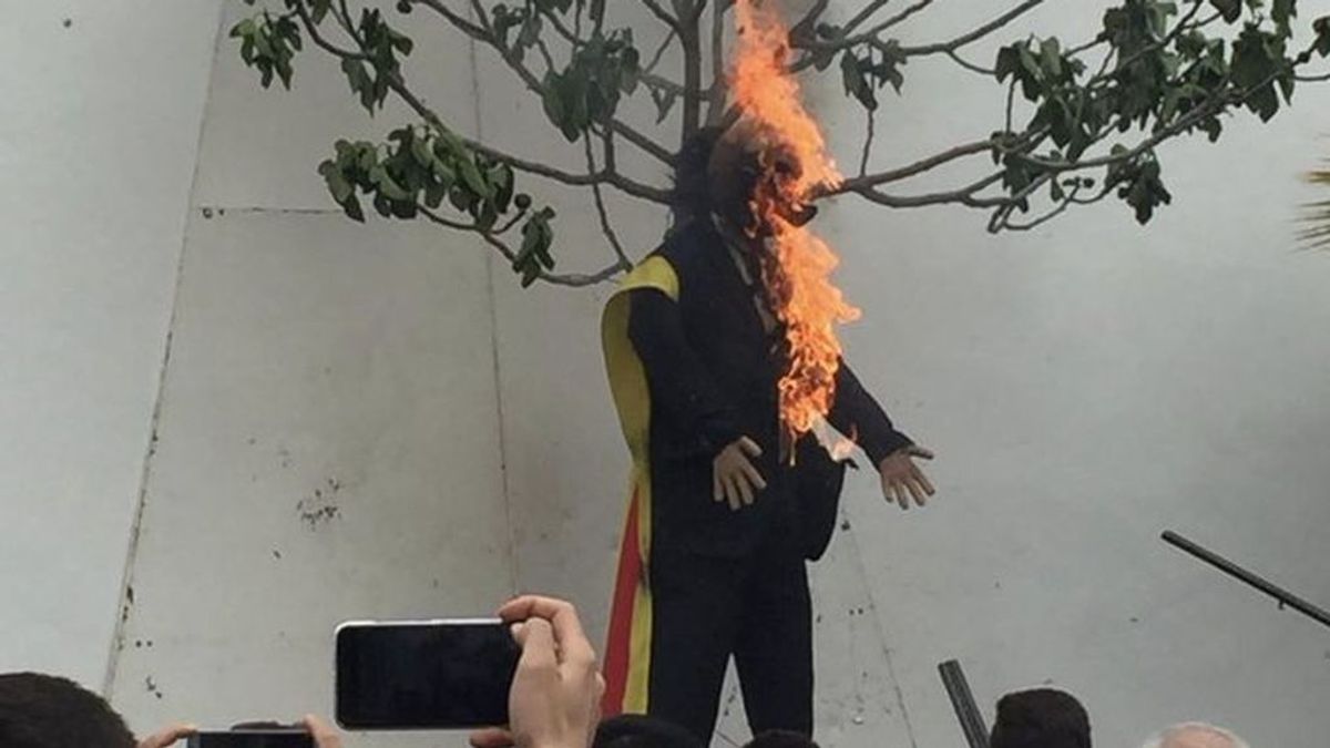 Tras la quema de un muñeco representando a Puigdemont en Coripe (Sevilla), responden con pintadas amarillas en la sede del PSC