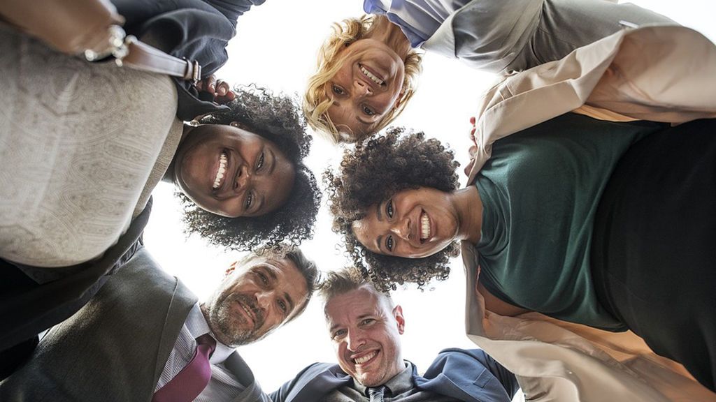 Los directivos de la felicidad: la nueva moda de las empresas para mejorar el clima laboral