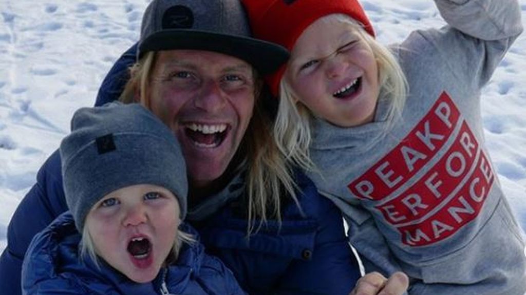 Treadway, aventurero que daba la vuelta al mundo con sus dos hijos, fallece tras caerse por una grieta mientras esquiaba Treadway, aventurero que daba la vuelta al mundo con sus dos hijos, fallece tras caerse por una grieta mientras esquiaba