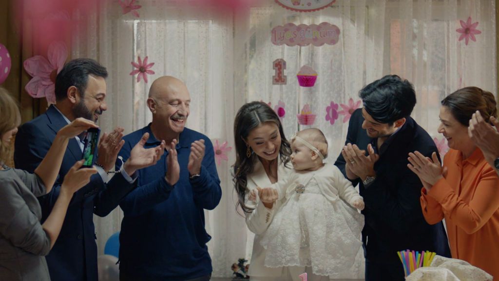 Nihan y Kemal celebran el cumpleaños de Deniz en familia