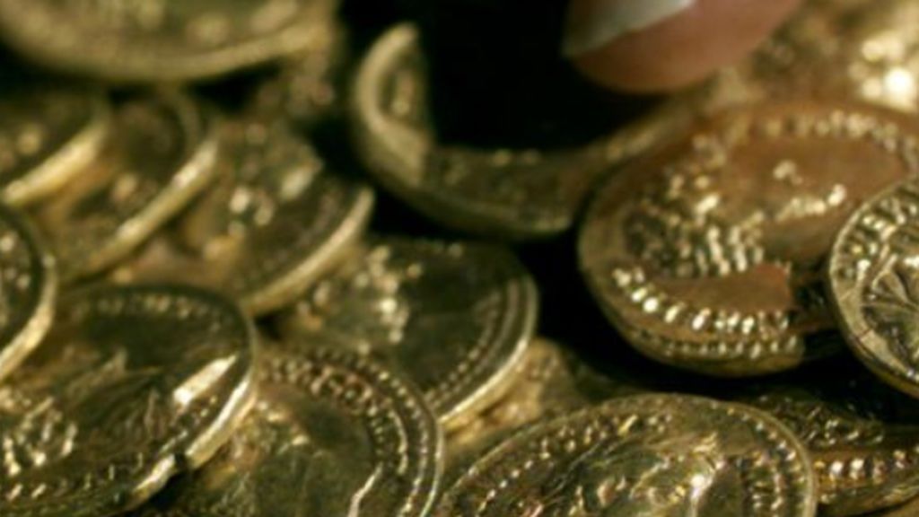 Cuatro británicos aficionados a la búsqueda de antigüedades encuentran un tesoro del siglo XIV Cuatro británicos aficionados a la búsqueda de antigüedades encuentran un tesoro del siglo XIV
