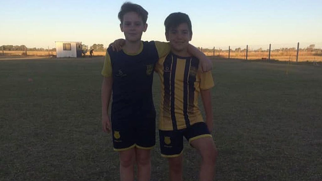 Le roban las botas a un niño de 10 años y un compañero de equipo se gasta sus ahorros para comprarle otras iguales: “Ojalá sean el ejemplo de muchos” Le roban las botas a un niño de 10 años y un compañero de equipo se gasta sus ahorros para comprarle otras iguales: “Ojalá sean el ejemplo de muchos”