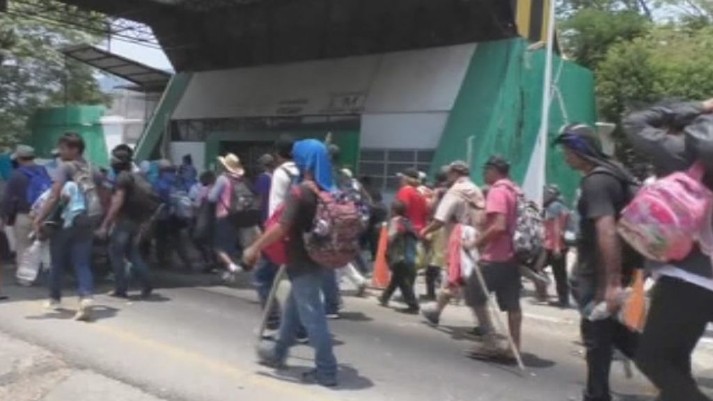 Tensión entre los policías mexicanos y las caravanas de migrantes