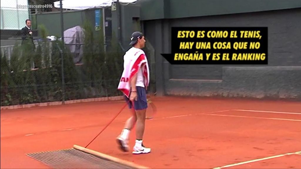 Rafa Nadal limpia la pista tras la lluvia antes de entrenar