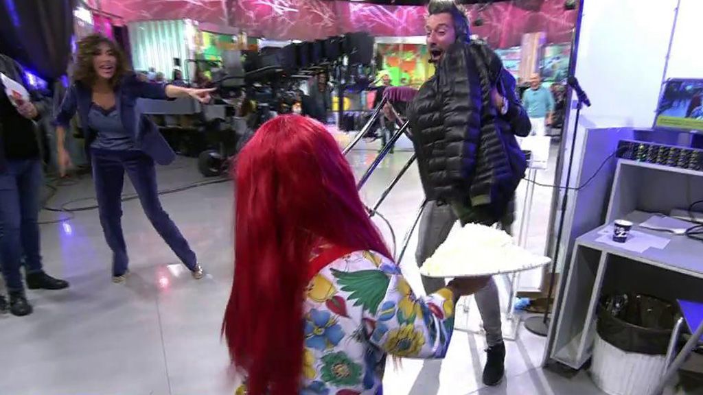 Estampida: Payasín siembra el caos (y la nata) en 'Sálvame'