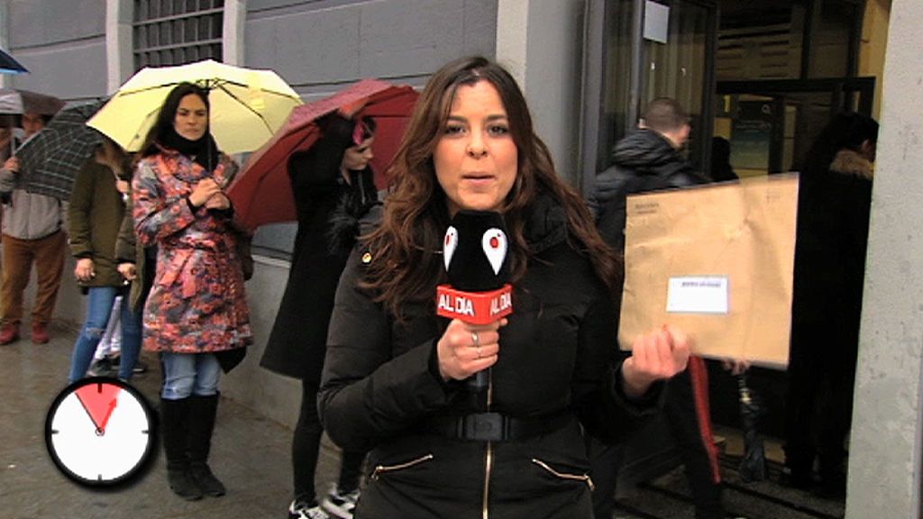 Una reportera de 'Cuatro al día' tarda dos horas en poder votar por correo