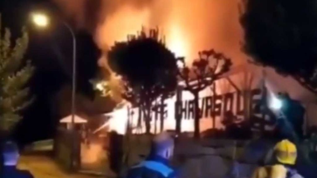 Un voraz incendio calcina las termas de A Chavasqueira, en Ourense