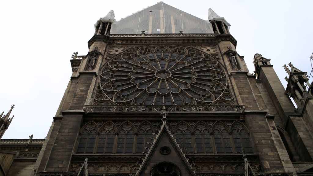 Comienzan a colocar la cubierta sobre Notre Dame